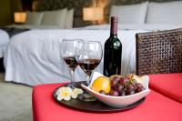 a table with two glasses of wine and a bowl of fruit at Tai-Yi Red Maple Resort in Puli