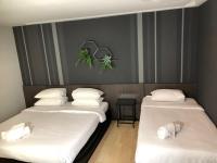 Postel nebo postele na pokoji v ubytování Paragon Inn