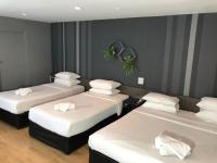 Postel nebo postele na pokoji v ubytování Paragon Inn