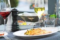 コンスタンツにあるHotel Schiff am Seeのテーブル(一皿の料理とワイン付)