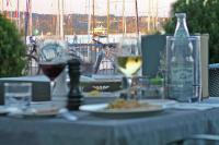 コンスタンツにあるHotel Schiff am Seeのワイングラス2つと料理の皿が置かれたテーブル