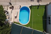 Bazén v ubytování Holiday Home Gustirna nebo v jeho okolí