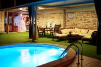 Bazén v ubytování Holiday Home Gustirna nebo v jeho okolí