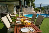 Bazén v ubytování Holiday Home Gustirna nebo v jeho okolí