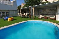 Bazén v ubytování Holiday Home Gustirna nebo v jeho okolí