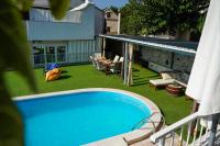 Bazén v ubytování Holiday Home Gustirna nebo v jeho okolí