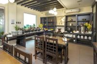 uma grande sala de jantar com mesa e cadeiras em Microtel by Wyndham South Forbes near Nuvali em Santa Rosa