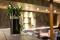 un jarrón con una planta en una mesa en Hotel Klostersepp, en Chiusa