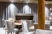 comedor con sillas, mesa, mesa y silla en Hotel Klostersepp, en Chiusa