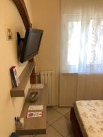 A television and/or entertainment centre at B&B Primerano SP73
