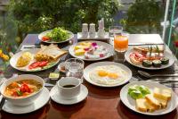 ein Tisch mit Tellern mit Essen und Tassen Kaffee in der Unterkunft Alani Sea View Hotel in Đà Nẵng