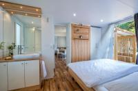 Łóżko lub łóżka w pokoju w obiekcie Adria Village Superior Mobile Homes