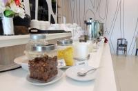 un bancone con barattoli di cibo su un tavolo di Grand Hill Resort and Spa a Nakhon Sawan