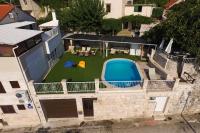Bazén v ubytování Holiday Home Gustirna nebo v jeho okolí