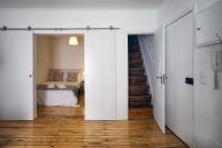 Postel nebo postele na pokoji v ubytování Alfama Historical Apartment 3 BR Duplex