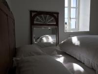 Un pat sau paturi &icirc;ntr-o camer&#x103; la La Motte