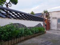 ein Zaun mit Büschen und ein Gebäude mit in der Unterkunft Hanok Raon in Gyeongju