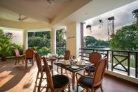 巴里沙尔Hotel Grand Park Barishal的餐厅设有带桌椅的阳台