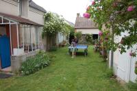 una mujer sentada en un banco en un jardín en Le Coffret d&#39;avenir, en Saint-Denis-en-Val