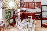 Beach Villas & Apartments Larimarにあるキッチンまたは簡易キッチン