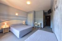 Cama ou camas em um quarto em Hotel Cyrnea