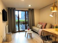TV a/nebo společenská místnost v ubytování Villa de Plan Apartments&Suites