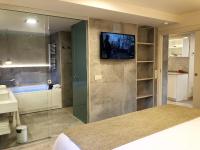 TV a/nebo společenská místnost v ubytování Villa de Plan Apartments&Suites