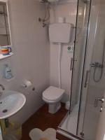 Koupelna v ubytování Apartments Kuzmanic