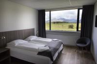 Un dormitorio con una cama y una ventana grande. en Milk Factory, en Höfn
