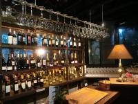 un bar con un mucchio di bottiglie di vino di Kireethara Boutique Resort a Chiang Mai