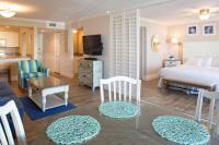Sundial Beach Resort & Spaにあるキッチンまたは簡易キッチン