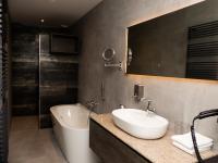 Een badkamer bij Hotel-Restaurant Het Rechthuis