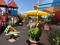 Ο χώρος παιχνιδιού για παιδιά στο Highway Hotel