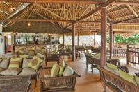 マテムウェにあるKena Beach Hotelの客室内のソファと椅子付きのレストラン