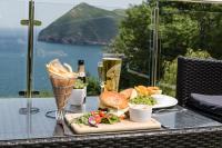 een tafel met een bord met eten en drinken bij Sandy Cove Hotel in Ilfracombe