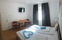 Posteľ alebo postele v izbe v ubytovaní Enns Sleep Gasthaus Backhendlstation