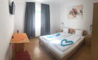 Posteľ alebo postele v izbe v ubytovaní Enns Sleep Gasthaus Backhendlstation