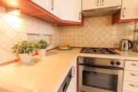 Kuchyňa alebo kuchynka v ubytovaní Rental Apartments Szeroki Dunaj