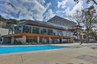 The swimming pool at or close to Radisson Blu Hotel Trabzon