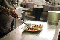 een chef-kok bereidt een bord eten op een aanrecht bij Hotel Ruinas Resort in Huehuetenango