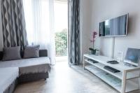 Televízia a/alebo spoločenská miestnosť v ubytovaní Rental Apartments Krochmalna