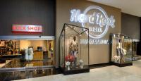 Hard Rock Hotel Guadalajaraに飾ってある許可証、賞状、看板またはその他の書類