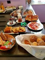 Jedlo v ubytovaní bed & breakfast alebo blízkom okolí