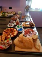 Jedlo v ubytovaní bed & breakfast alebo blízkom okolí