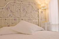A bed or beds in a room at Balenax Pensión
