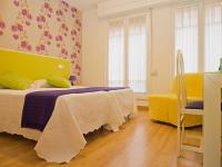 A bed or beds in a room at Balenax Pensión