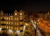 Una vista de un edificio de noche con luces. en Hotel Silesia, en Görlitz