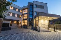 Un gran edificio con una escalera en el frente. en Pensiunea Select Central, en Târgu Mureș