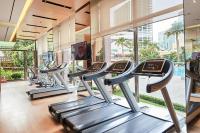 Lotte Hotel Saigonにあるフィットネスセンターまたはフィットネス設備