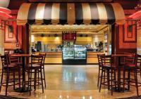 um restaurante com mesas e cadeiras e um balcão em Silver Legacy Reno, A Caesars Destination em Reno